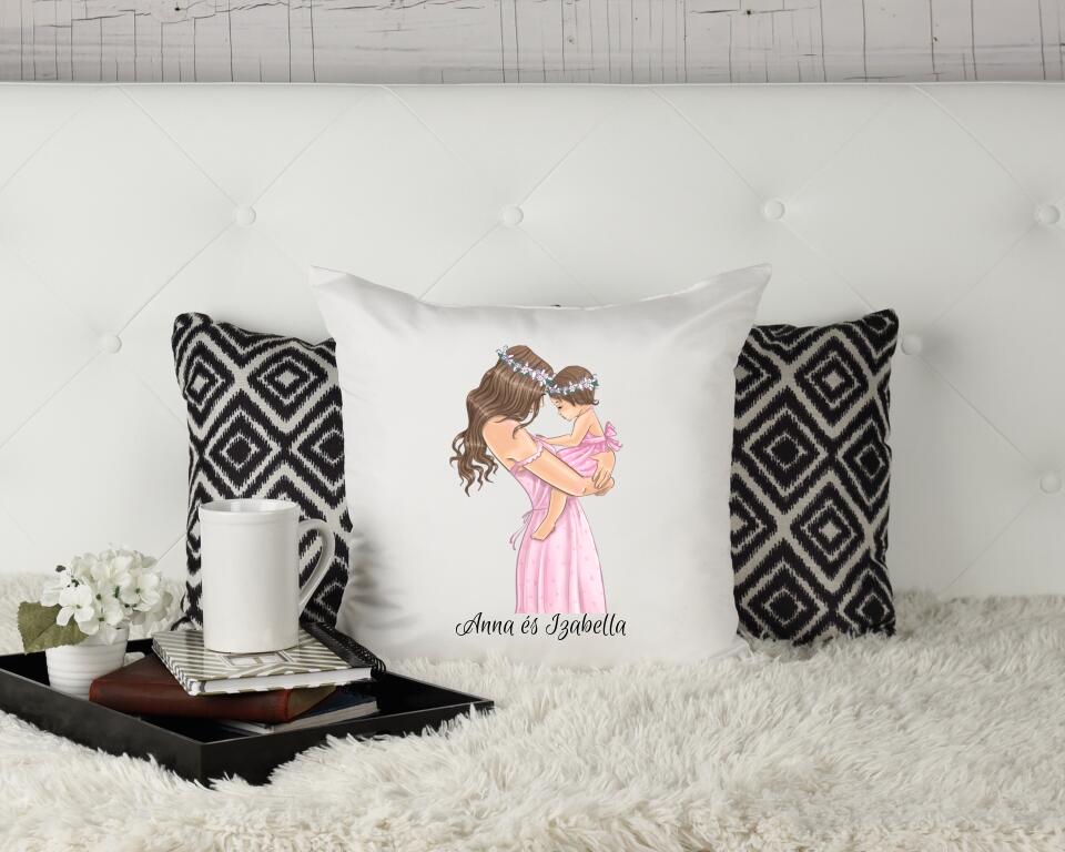 Anya vagy keresztanya és kislány virág fejdíszben párna